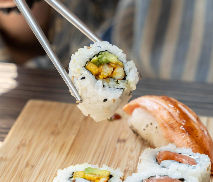 dégustation de sushi avec une baguette