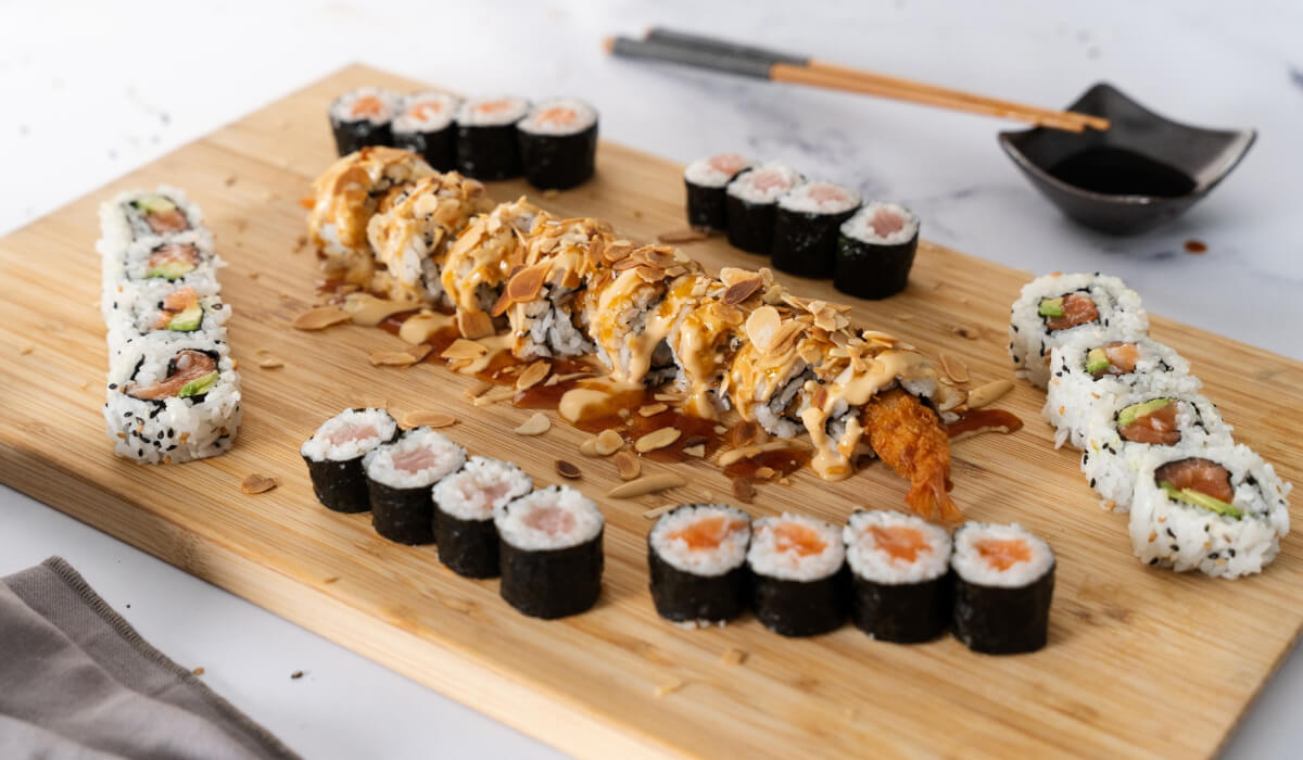 plateau de sushi avec du poisson