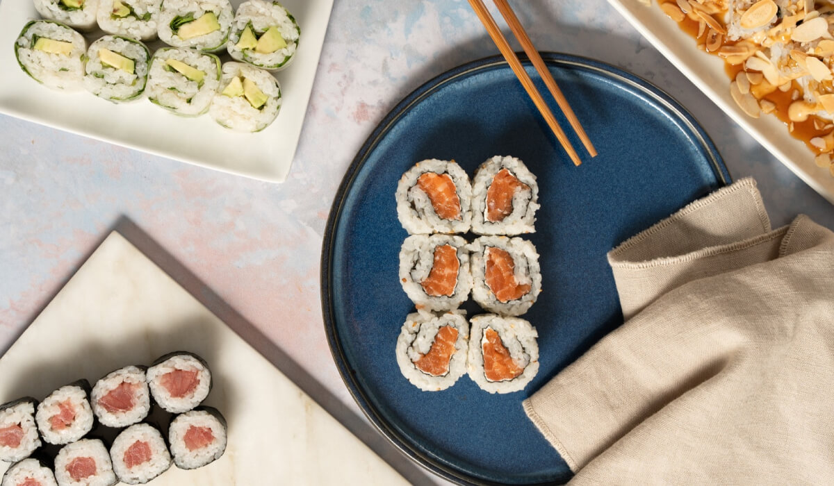 différentes assiettes de sushi