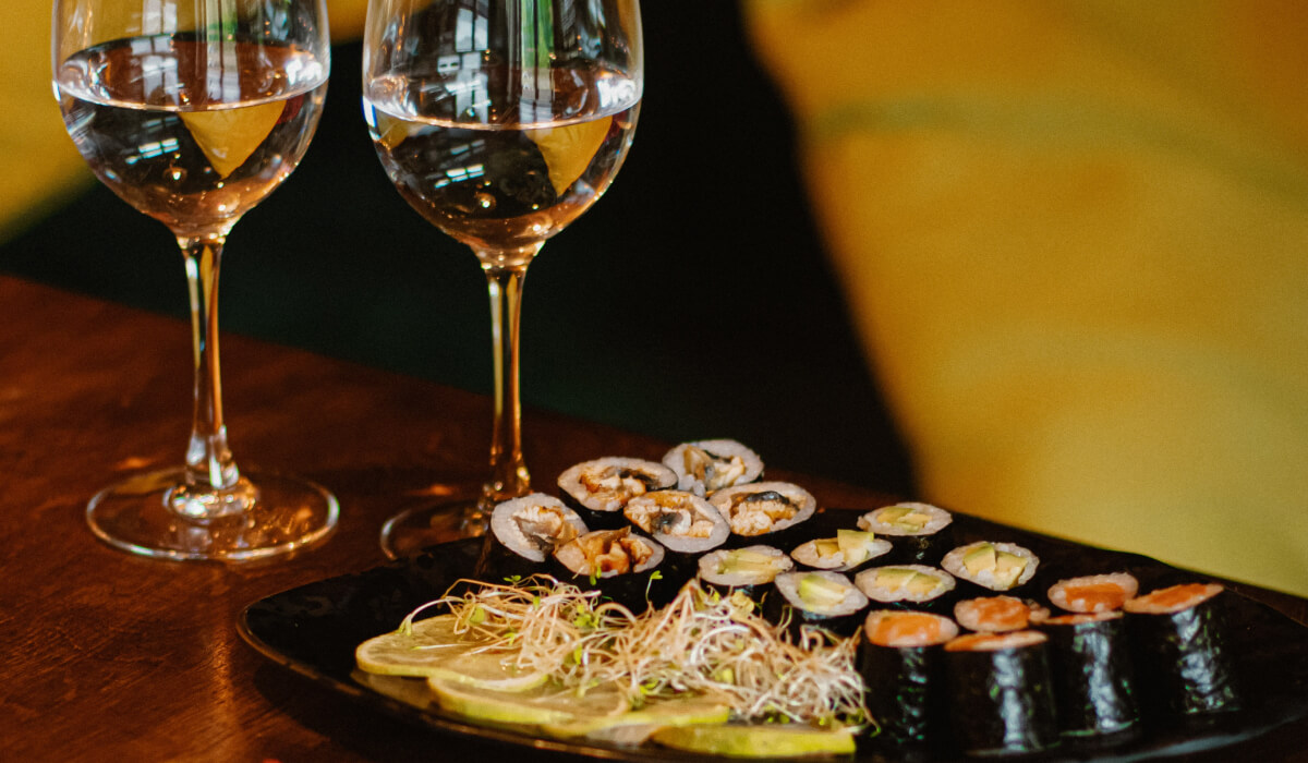 verres de vin avec des sushis