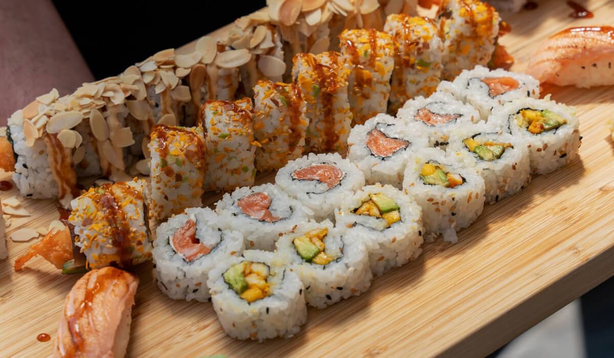 plateau de sushis fait maison dans le restaurant Fleur de Sushi