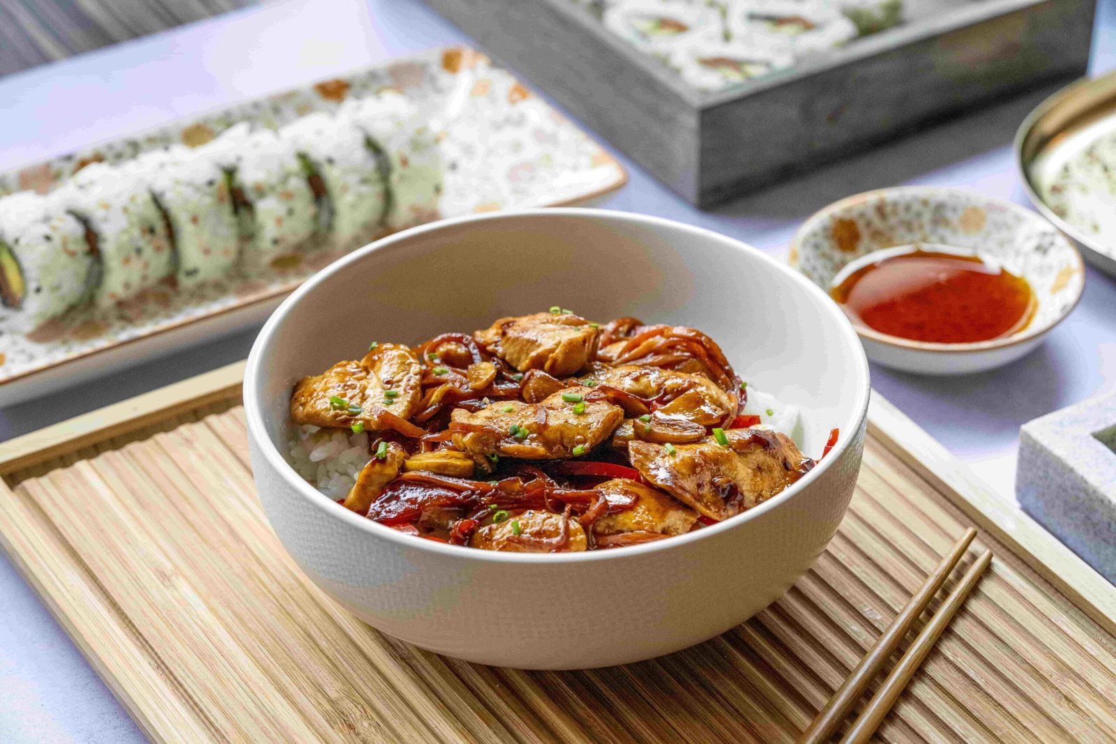 Bol de donburi accompagné de sushis, un plat japonais traditionnel et savoureux.