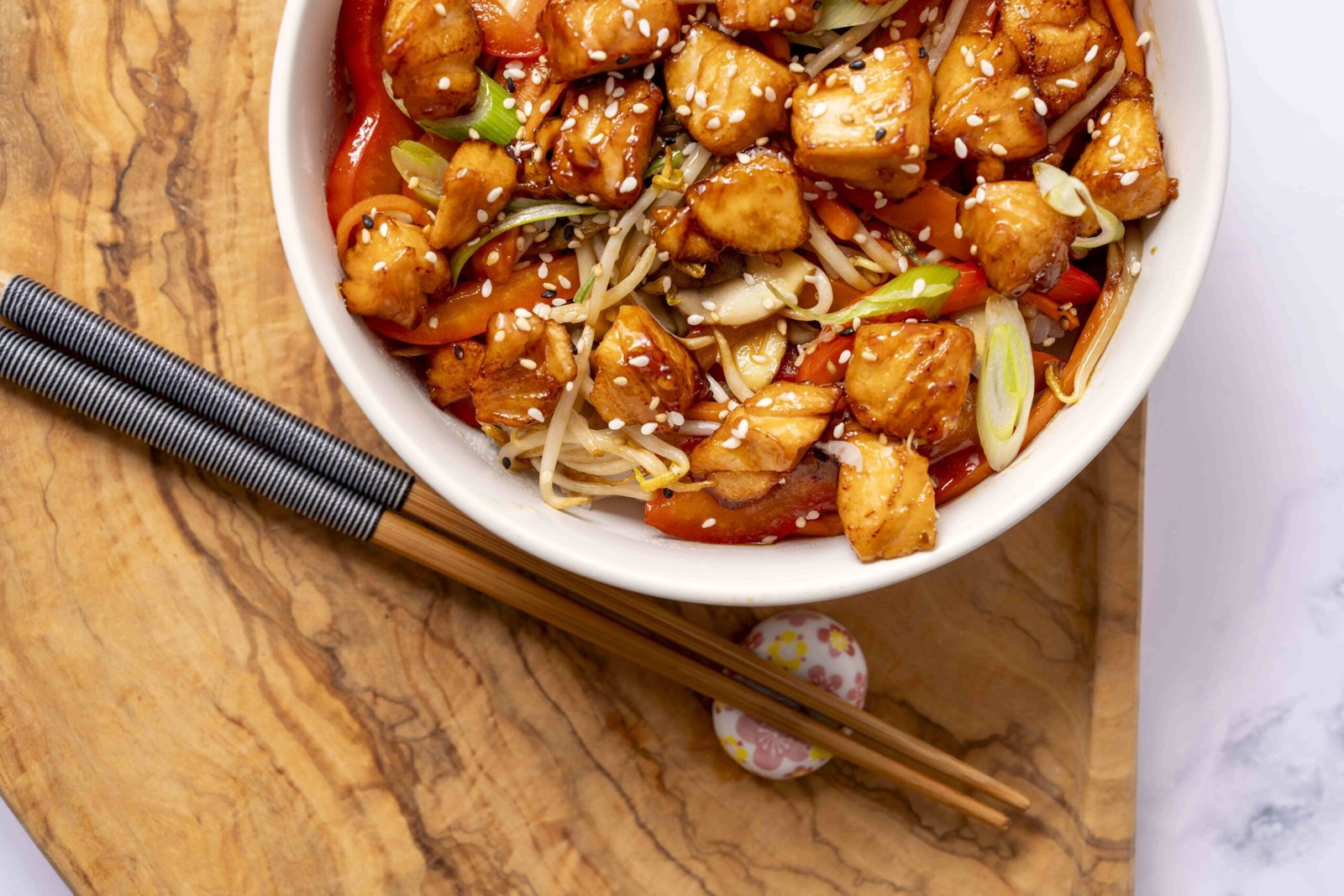 Donburi de poulet japonais, garni de légumes croquants et assaisonné de graines de sésame, une recette savoureuse de donburi.