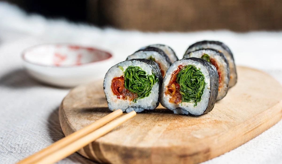 California roll sushi aux légumes avec algues, une option végétarienne délicieuse.