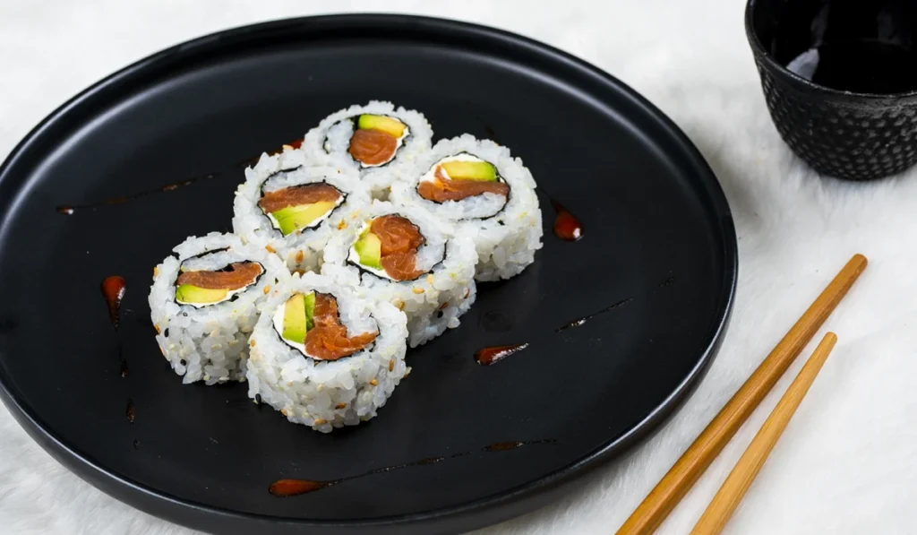 California rolls garnis de saumon et avocat, une fusion délicieuse de saveurs dans la cuisine sushi.