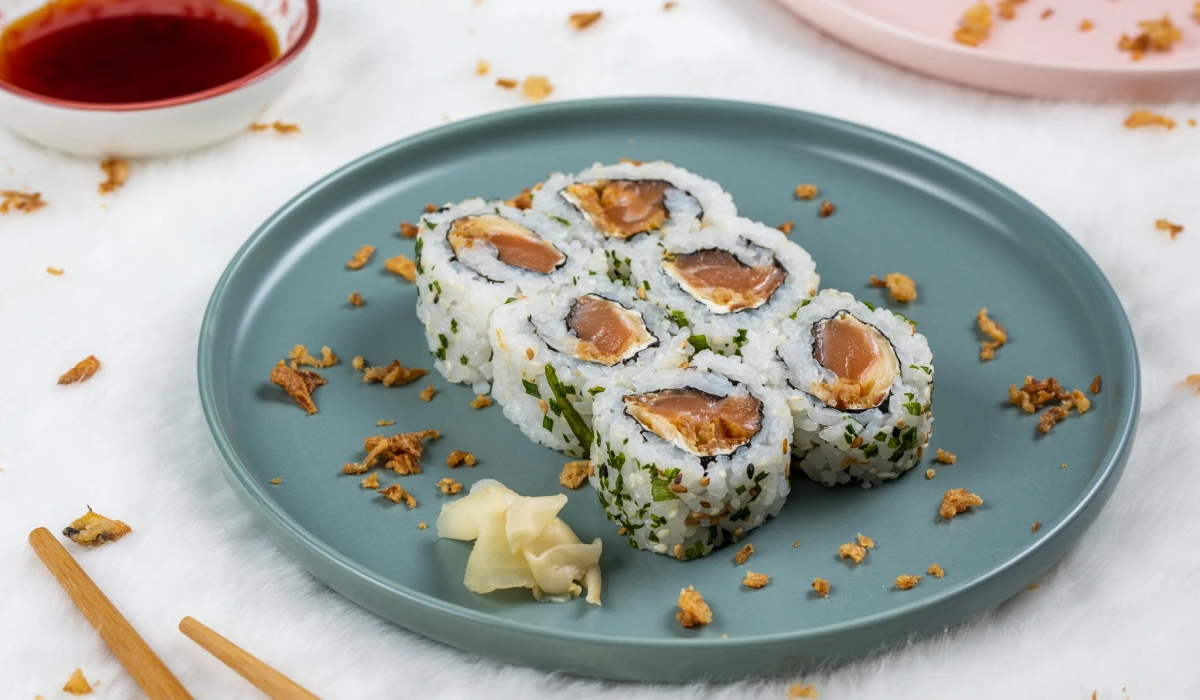 California rolls sushi saumon avocat avec garniture croustillante et sauce, une fusion moderne du sushi traditionnel