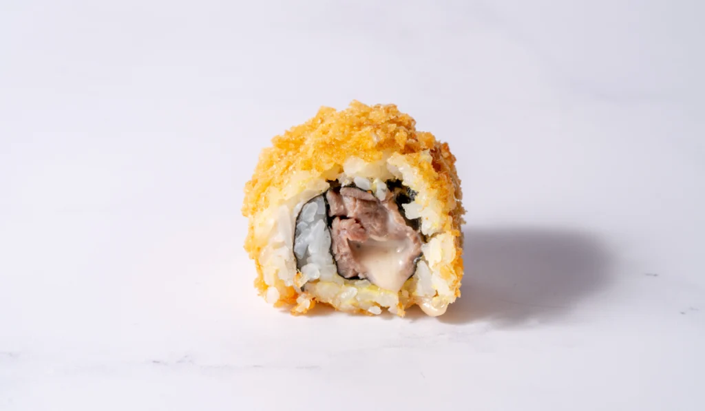 Sushi Panko croustillant avec chapelure légère, prêt à déguster chez Fleur de Sushi.